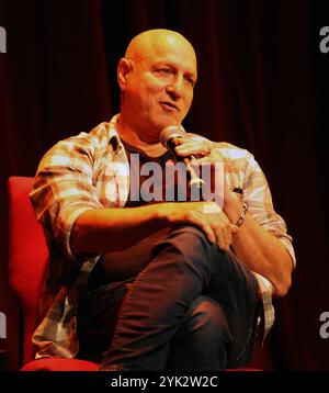 New Orleans, Stati Uniti. 16 novembre 2024. Lo chef Tom Colicchio parla al pubblico del suo libro “Why i Cook” sabato 16 novembre 2024 al le Petit Theatre di New Orleans, Louisiana. (Foto di Peter G. Forest/SipaUSA) credito: SIPA USA/Alamy Live News Foto Stock