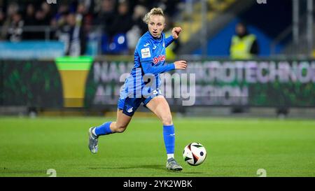 Vanessa Diehm (STG, 32), AM Ball, Freisteller, Ganzkörper, Einzelbild, Einzelfoto, Aktion, Action, 16.11.2024, Sinsheim (Hoffenheim) (Deutschland), Fussball, Google Pixel Frauen-Bundesliga, TSG 1899 Hoffenheim - SG Eintracht Frankfurt, LE NORMATIVE DFB/DFL VIETANO QUALSIASI USO DI FOTOGRAFIE COME SEQUENZE DI IMMAGINI E/O QUASI-VIDEO. Foto Stock