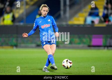 Vanessa Diehm (STG, 32), AM Ball, Freisteller, Ganzkörper, Einzelbild, Einzelfoto, Aktion, Action, 16.11.2024, Sinsheim (Hoffenheim) (Deutschland), Fussball, Google Pixel Frauen-Bundesliga, TSG 1899 Hoffenheim - SG Eintracht Frankfurt, LE NORMATIVE DFB/DFL VIETANO QUALSIASI USO DI FOTOGRAFIE COME SEQUENZE DI IMMAGINI E/O QUASI-VIDEO. Foto Stock