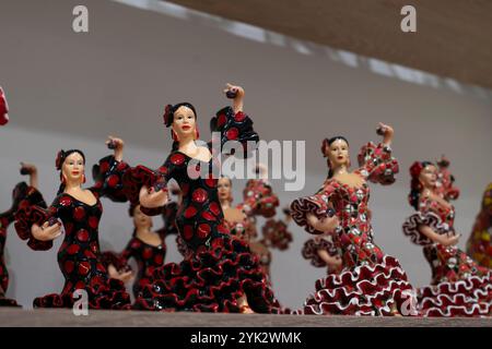 Un negozio di souvenir presenta file di vivaci ballerine di flamenco a Puerta del Sol a Madrid, Spagna. Foto Stock