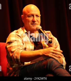 New Orleans, Stati Uniti. 16 novembre 2024. Lo chef Tom Colicchio parla al pubblico del suo libro “Why i Cook” sabato 16 novembre 2024 al le Petit Theatre di New Orleans, Louisiana. (Foto di Peter G. Forest/SipaUSA) credito: SIPA USA/Alamy Live News Foto Stock