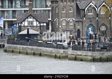 Un saluto del 62 che segna il compleanno di sua Maestà il Re alla Torre di Londra Foto Stock