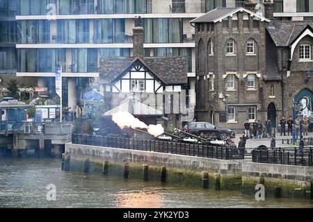 Un saluto del 62 che segna il compleanno di sua Maestà il Re alla Torre di Londra Foto Stock