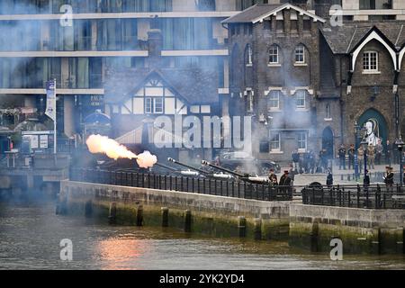 Un saluto del 62 che segna il compleanno di sua Maestà il Re alla Torre di Londra Foto Stock