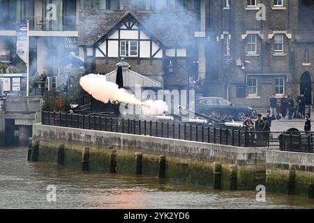 Un saluto del 62 che segna il compleanno di sua Maestà il Re alla Torre di Londra Foto Stock