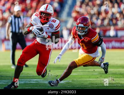 16 novembre 2024 il running back dei Nebraska Cornhuskers Emmett Johnson (21) porta la palla e segna un touchdown durante la partita di football NCAA tra Nebraska Cornhuskers e USC Trojans al Los Angeles Coliseum di Los Angeles, California. Credito fotografico obbligatorio: Charles Baus/CSM credito: Cal Sport Media/Alamy Live News Foto Stock