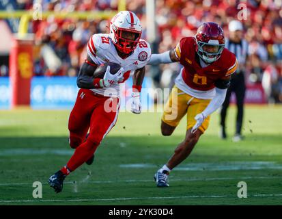 16 novembre 2024 il running back dei Nebraska Cornhuskers Emmett Johnson (21) porta la palla e segna un touchdown durante la partita di football NCAA tra Nebraska Cornhuskers e USC Trojans al Los Angeles Coliseum di Los Angeles, California. Credito fotografico obbligatorio: Charles Baus/CSM credito: Cal Sport Media/Alamy Live News Foto Stock