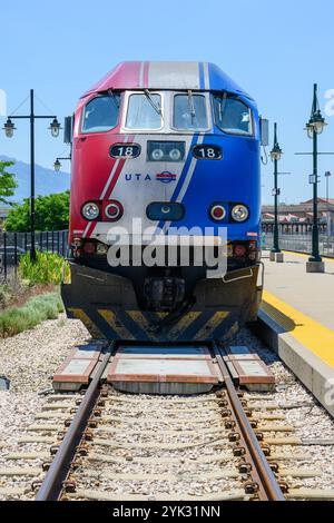 Ogden, UT, Stati Uniti d'America - 10 giugno 2024; cabina del treno pendolare Utah Transit Authority Front Runner e vista dei binari Foto Stock