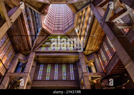 Interno della chiesa Église Saint-Joseph con vista sulla torre della chiesa di Auguste Perret a le Havre sulla costa di alabastro (Côte d'Albatre, C Foto Stock