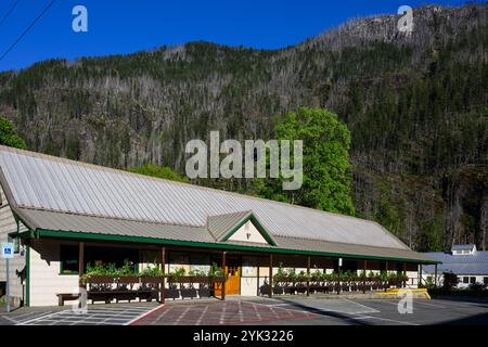 Newhalem, Washington, Stati Uniti d'America - 10 maggio 2024; Remote Skagit General Store vicino al North Cascades National Park nella città faro di Seattle, Newhalem Foto Stock