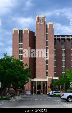 Boise, ID, Stati Uniti d'America - 9 giugno 2024; St Luke's Health System tower con nome di ospedale a Boise Foto Stock