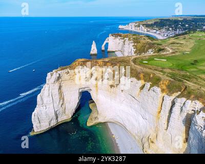 Scogliere di gesso con arco di roccia la Manneporte, ago di roccia l&#39;Aiguille, arco di roccia la porte d&#39;Aval, vista sulla città di Etretat (Étretat) e arco di roccia la Foto Stock