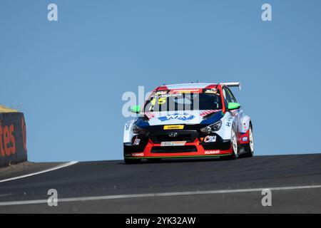 Bathurst, Australia, 9 novembre 2024. Tom Oliphant alla guida di HMO Customer Racing Hyundai i30N TCR durante la Supercheap Auto Bathurst International a Mt Panorama il 9 novembre 2024 a Bathurst, Australia. Crediti: Ivan Glavas/Speed Media/Alamy Live News Foto Stock