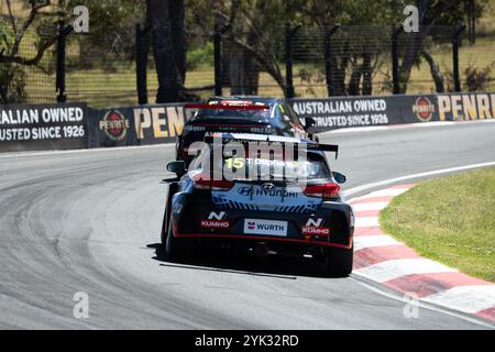 Bathurst, Australia, 10 novembre 2024. Tom Oliphant alla guida di HMO Customer Racing Hyundai i30N TCR durante la Supercheap Auto Bathurst International a Mt Panorama il 10 novembre 2024 a Bathurst, Australia. Crediti: Ivan Glavas/Speed Media/Alamy Live News Foto Stock