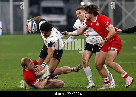 Bucarest, Romania. 16 novembre 2024. Il canadese Mitch Richardson (1st L) e Andrew Coe (1st R) si scontrano con il rumeno Jason Tomane (2nd L) durante la partita internazionale di test di rugby tra Romania e Canada allo stadio Arcul de Triumf di Bucarest, Romania, 16 novembre 2024. Crediti: Cristian Cristel/Xinhua/Alamy Live News Foto Stock