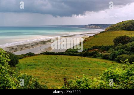 Nuvole di tempesta sul mare e sulla spiaggia di Varengeville-sur-Mer sulla costa di Alabaster (Côte d&#39;Albâtre, Cote d&#39;Albatre) nella depa Seine-Maritime Foto Stock