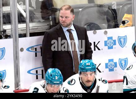 Pittsburgh, Stati Uniti. 16 novembre 2024. Il capo-allenatore dei San Jose Sharks Ryan Warsofky sfida il centro dei Pittsburgh Penguins Evgeni Malkin (71) e inverte la rete durante il primo periodo alla PPG Paints Arena di Pittsburgh sabato 16 novembre 2024. Foto di Archie Carpenter/UPI. Crediti: UPI/Alamy Live News Foto Stock