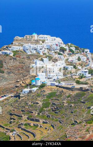 Ammira il villaggio in cima alla collina di Kastro, Kastro, l'isola di Sifnos, le isole Cicladi, la Grecia Foto Stock