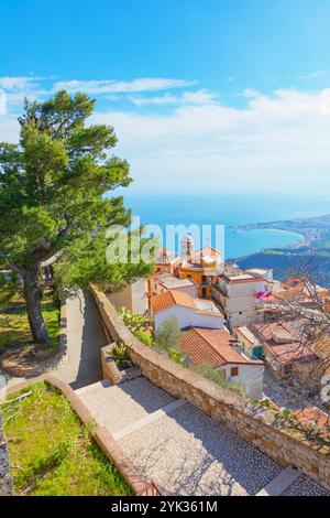 Vista del villaggio di Castelmola e della costa ionica, Castelmola, Taormina, Sicilia, Italia Foto Stock