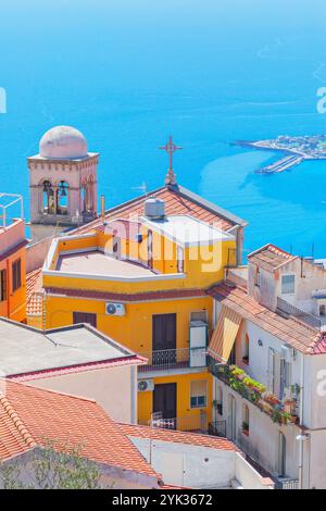 Vista del villaggio di Castelmola e della costa ionica, Castelmola, Taormina, Sicilia, Italia Foto Stock
