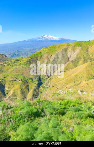 Vista dell'Etna dal villaggio di Castelmola, Castelmola, Taormina, Sicilia, Italia Foto Stock