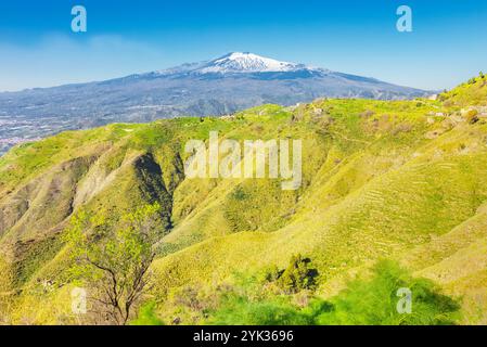 Vista dell'Etna dal villaggio di Castelmola, Castelmola, Taormina, Sicilia, Italia Foto Stock