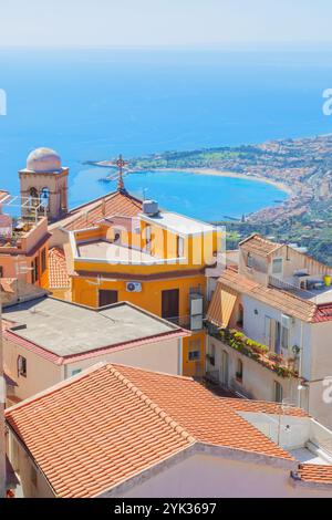 Vista del villaggio di Castelmola e della costa ionica, Castelmola, Taormina, Sicilia, Italia Foto Stock
