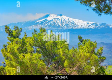Vista dell'Etna dal villaggio di Castelmola, Castelmola, Taormina, Sicilia, Italia Foto Stock
