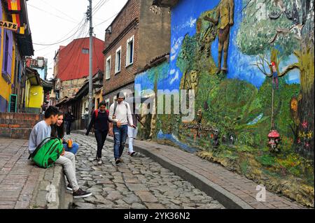 Pittura murale in Calle del Embudo (via dell'imbuto), quartiere la Candelaria, Bogotà, Colombia, Sud America Foto Stock