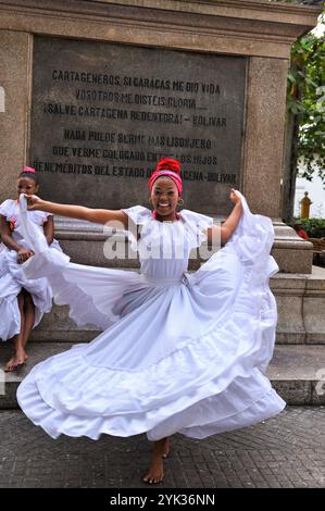 Ballerini in Piazza Bolivar nel centro città fortificata coloniale, Cartagena, Colombia, Sud America Foto Stock