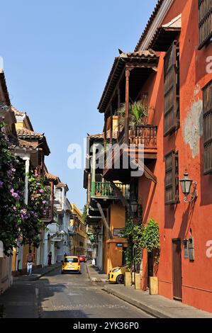 Strada tipica nella città fortificata coloniale del centro, Cartagena, Colombia, Sud America Foto Stock
