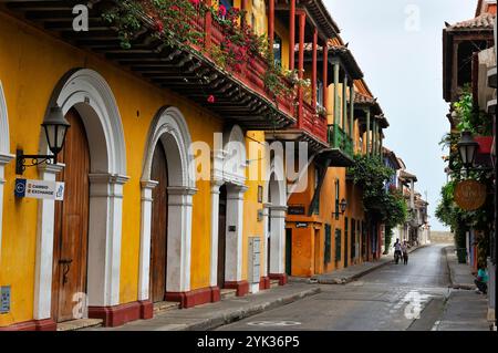 Architettura tipica nel centro città fortificata coloniale, Cartagena, Colombia, Sud America Foto Stock