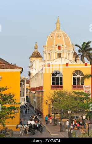 Via San Juan de Dios con la cupola della chiesa di San Pedro Claver sullo sfondo, città fortificata coloniale del centro, Cartagena, Colombia, Sud America Foto Stock