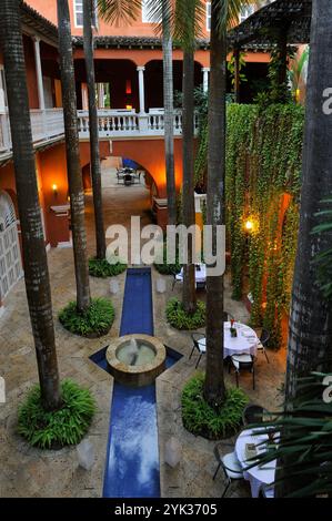 Patio dell'hotel Casa Pestagua nel centro città coloniale fortificata, Cartagena, Colombia, Sud America Foto Stock