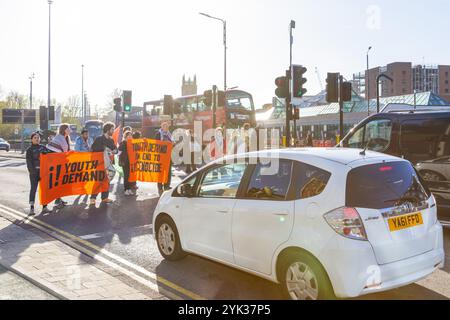 Leeds, Regno Unito. 16 NOVEMBRE 2024. Attivisti sulla strada fuori dalla stazione degli autobus di Leeds mentre la domanda giovanile ha bloccato 2 strade nel centro di Leeds alla fine di una settimana di azioni pro Palestina in tutto il paese, dopo la seconda azione 3 degli attivisti sono stati effettivamente banditi dal centro della città in quanto sono stati emessi con gli ordini S34/S35 e scortati ai margini della città. Credito Milo Chandler/Alamy Live News Foto Stock