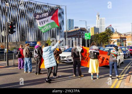 Leeds, Regno Unito. 16 NOVEMBRE 2024. Attivisti sulla strada fuori dalla stazione degli autobus di Leeds mentre la domanda giovanile ha bloccato 2 strade nel centro di Leeds alla fine di una settimana di azioni pro Palestina in tutto il paese, dopo la seconda azione 3 degli attivisti sono stati effettivamente banditi dal centro della città in quanto sono stati emessi con gli ordini S34/S35 e scortati ai margini della città. Credito Milo Chandler/Alamy Live News Foto Stock