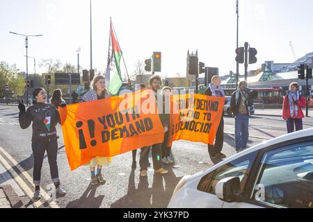 Leeds, Regno Unito. 16 NOVEMBRE 2024. Attivisti sulla strada fuori dalla stazione degli autobus di Leeds mentre la domanda giovanile ha bloccato 2 strade nel centro di Leeds alla fine di una settimana di azioni pro Palestina in tutto il paese, dopo la seconda azione 3 degli attivisti sono stati effettivamente banditi dal centro della città in quanto sono stati emessi con gli ordini S34/S35 e scortati ai margini della città. Credito Milo Chandler/Alamy Live News Foto Stock