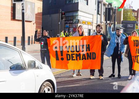 Leeds, Regno Unito. 16 NOVEMBRE 2024. Attivisti sulla strada fuori dalla stazione degli autobus di Leeds mentre la domanda giovanile ha bloccato 2 strade nel centro di Leeds alla fine di una settimana di azioni pro Palestina in tutto il paese, dopo la seconda azione 3 degli attivisti sono stati effettivamente banditi dal centro della città in quanto sono stati emessi con gli ordini S34/S35 e scortati ai margini della città. Credito Milo Chandler/Alamy Live News Foto Stock