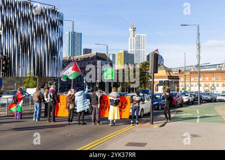 Leeds, Regno Unito. 16 NOVEMBRE 2024. Attivisti sulla strada fuori dalla stazione degli autobus di Leeds mentre la domanda giovanile ha bloccato 2 strade nel centro di Leeds alla fine di una settimana di azioni pro Palestina in tutto il paese, dopo la seconda azione 3 degli attivisti sono stati effettivamente banditi dal centro della città in quanto sono stati emessi con gli ordini S34/S35 e scortati ai margini della città. Credito Milo Chandler/Alamy Live News Foto Stock