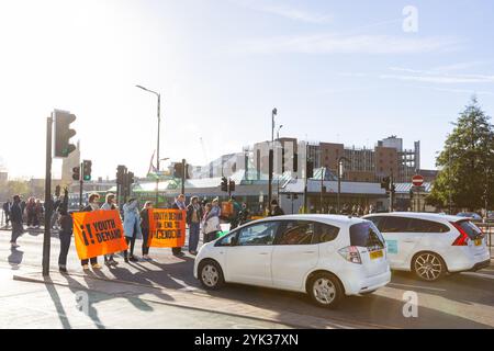 Leeds, Regno Unito. 16 NOVEMBRE 2024. Attivisti sulla strada fuori dalla stazione degli autobus di Leeds mentre la domanda giovanile ha bloccato 2 strade nel centro di Leeds alla fine di una settimana di azioni pro Palestina in tutto il paese, dopo la seconda azione 3 degli attivisti sono stati effettivamente banditi dal centro della città in quanto sono stati emessi con gli ordini S34/S35 e scortati ai margini della città. Credito Milo Chandler/Alamy Live News Foto Stock