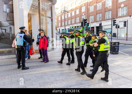 Leeds, Regno Unito. 16 NOVEMBRE 2024. La polizia ferma gli attivisti sul Headrow mentre la domanda giovanile ha bloccato 2 strade nel centro di Leeds alla fine di una settimana di azioni pro Palestina in tutto il paese, a seguito della seconda azione, 3 attivisti sono stati effettivamente banditi dal centro della città in quanto sono stati emessi con ordini S34/S35 e scortati ai margini della città di non tornare per 24 ore. Credito Milo Chandler/Alamy Live News Foto Stock