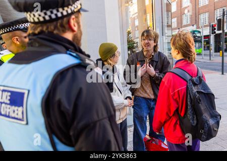 Leeds, Regno Unito. 16 NOVEMBRE 2024. La polizia ferma gli attivisti sul Headrow mentre la domanda giovanile ha bloccato 2 strade nel centro di Leeds alla fine di una settimana di azioni pro Palestina in tutto il paese, a seguito della seconda azione, 3 attivisti sono stati effettivamente banditi dal centro della città in quanto sono stati emessi con ordini S34/S35 e scortati ai margini della città di non tornare per 24 ore. Credito Milo Chandler/Alamy Live News Foto Stock