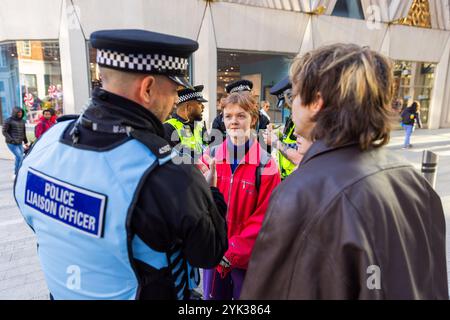 Leeds, Regno Unito. 16 NOVEMBRE 2024. La polizia ferma gli attivisti sul Headrow mentre la domanda giovanile ha bloccato 2 strade nel centro di Leeds alla fine di una settimana di azioni pro Palestina in tutto il paese, a seguito della seconda azione, 3 attivisti sono stati effettivamente banditi dal centro della città in quanto sono stati emessi con ordini S34/S35 e scortati ai margini della città di non tornare per 24 ore. Credito Milo Chandler/Alamy Live News Foto Stock