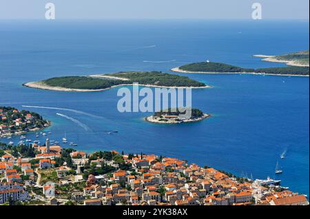 Panoramica della città di Hvar dalla fortezza di Napoleone con le isole dell'Inferno (Pakleni) sullo sfondo, l'isola di Hvar, la Croazia, l'Europa sudorientale Foto Stock