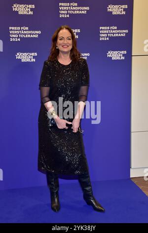 Preisverleihung fuer Verständigung und Toleranz Natalia Wörner Ankunft, blauer Teppich zur Preisverleihung fuer Verständigung und Toleranz im Jüdischen Museum di Berlino, AM 16.11.2024 *** cerimonia di premiazione per l'intesa e la tolleranza Natalia Wörner Arrival, tappeto blu per la cerimonia di premiazione per la comprensione e la tolleranza al Museo ebraico di Berlino, il 16 11 2024 Photopress Mueller Foto Stock