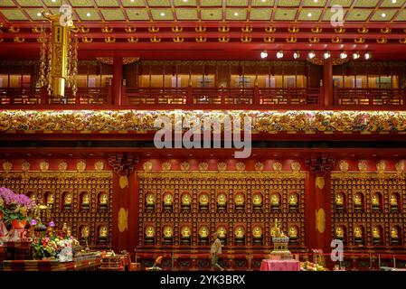 Singapore 2019 gennaio 01 sala interna del magnifico Tempio Relic del dente del Buddha progettato in modo intricato, tempio buddista Cinese in stile Tang a Chinatown, si Foto Stock