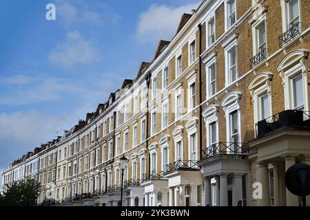 Una lunga fila di case in mattoni, il London Borough di Kensington Foto Stock