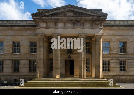 Newcastle upon Tyne, Regno Unito - 4 luglio 2024: Le colonne doriche della vecchia corte Moot Hall. Foto Stock