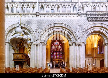 Portici con fregi normanni frastagliati e a sciabola e ornamenti figurativi all'interno della Cathédrale Notre-Dame a Bayeux nel Calvad Foto Stock