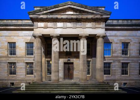 Newcastle upon Tyne, Regno Unito - 3 luglio 2024: Le colonne doriche della vecchia corte Moot Hall. Foto Stock